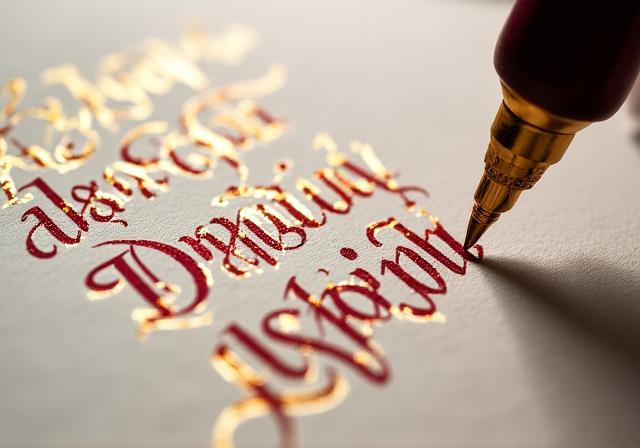 Dettaglio di tratti raffinati in stile Copperplate con inchiostro dorato